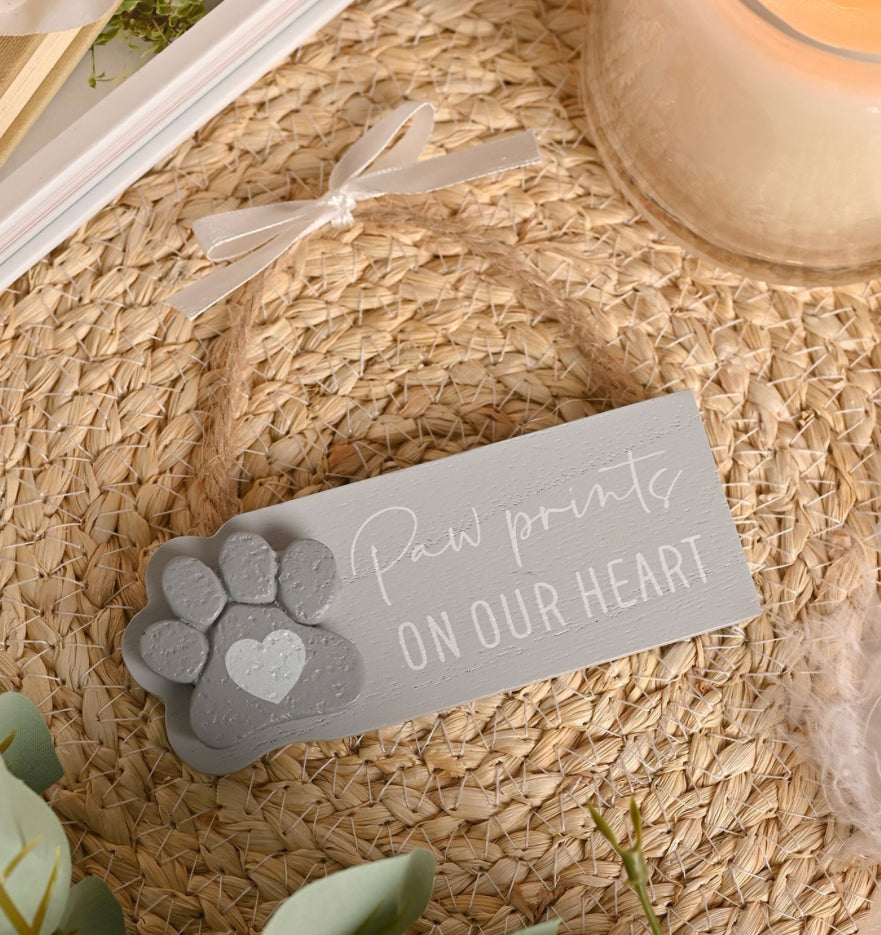 PET HANGING PLAQUE - PAWPRINTS
