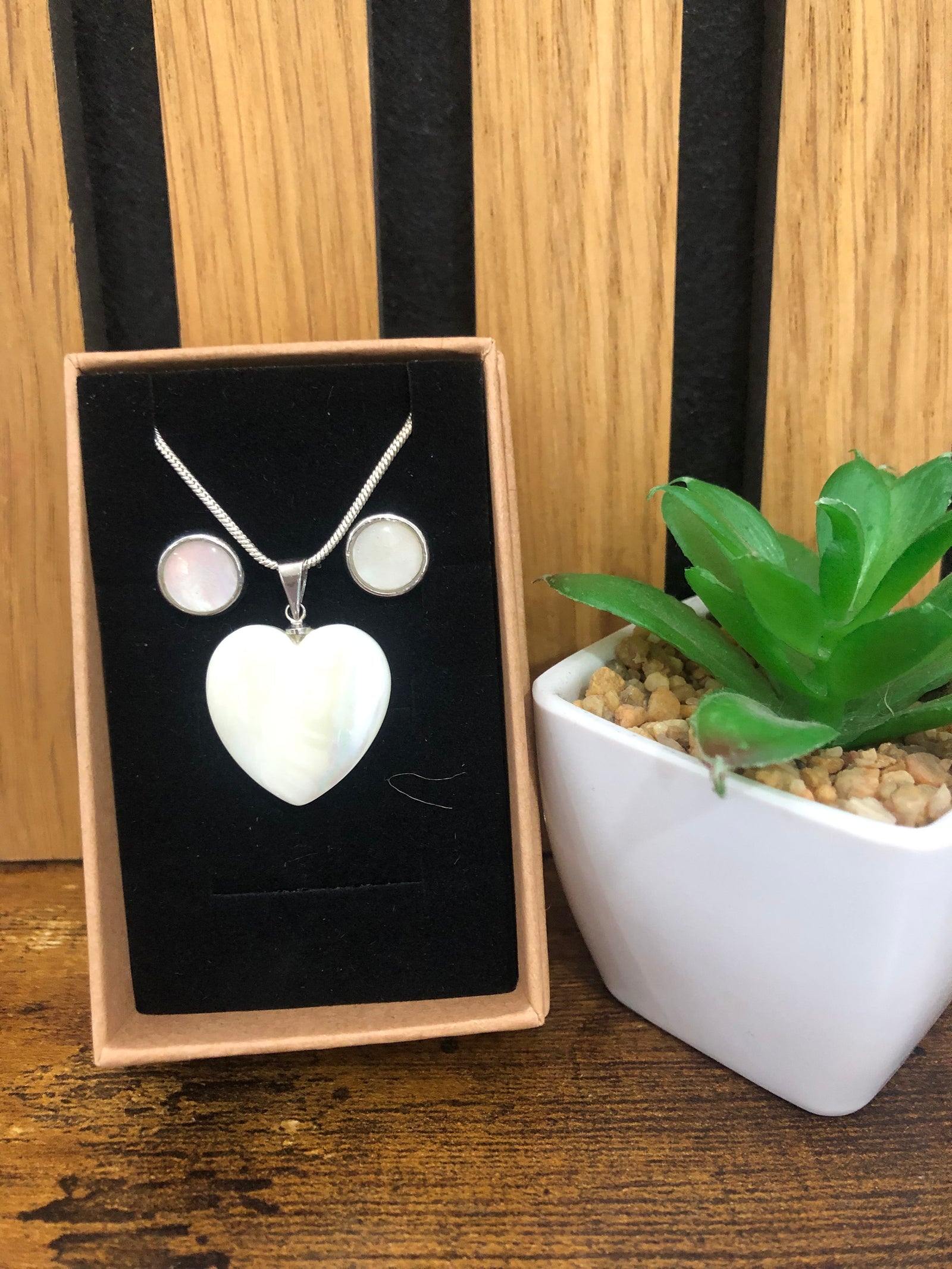 Mother of pearl stud earrings with heart necklace